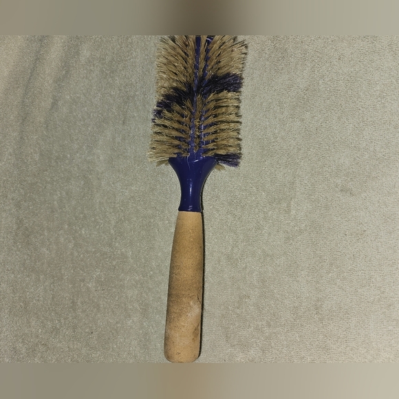 100% BOAR BRISTLE SALON GRADE ROUND BRUSH. STRONG FOAM COVERED HANDLE. GRABS👍 - Picture 2 of 4